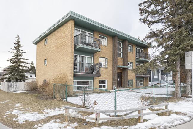 1703 20 Av NW in Calgary, AB - Building Photo - Building Photo