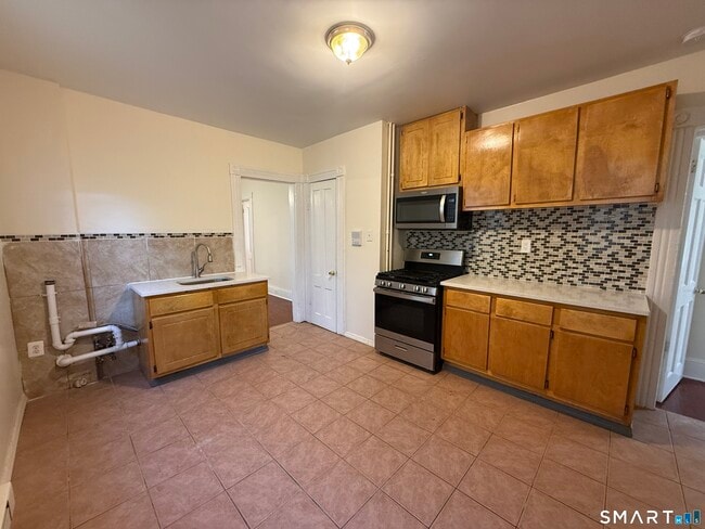 215 Woodlawn Terrace in Waterbury, CT - Building Photo - Building Photo