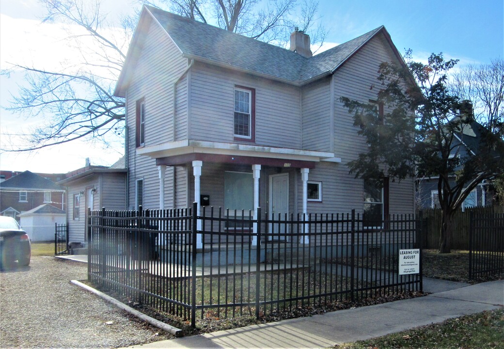 105 W Vine St in Champaign, IL - Building Photo