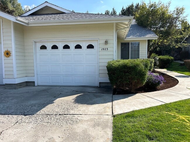1923 NE Derek Dr in Bend, OR - Building Photo - Building Photo