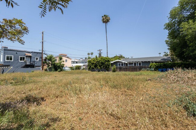 1307 N Cherokee Ave in Los Angeles, CA - Foto de edificio - Building Photo