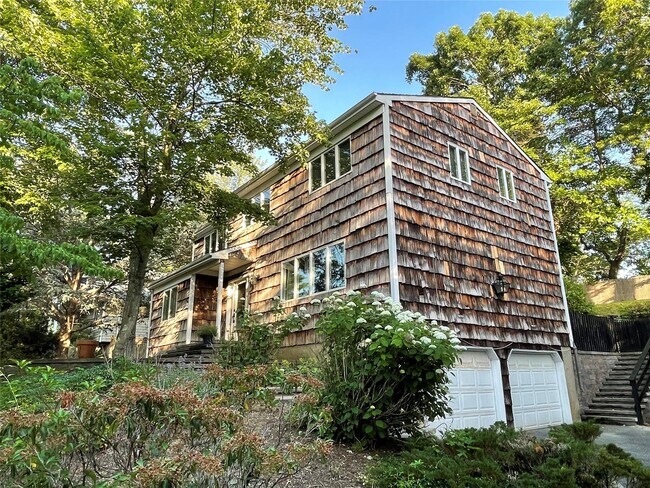 33 Pilgrim Dr in Port Jefferson, NY - Building Photo - Building Photo