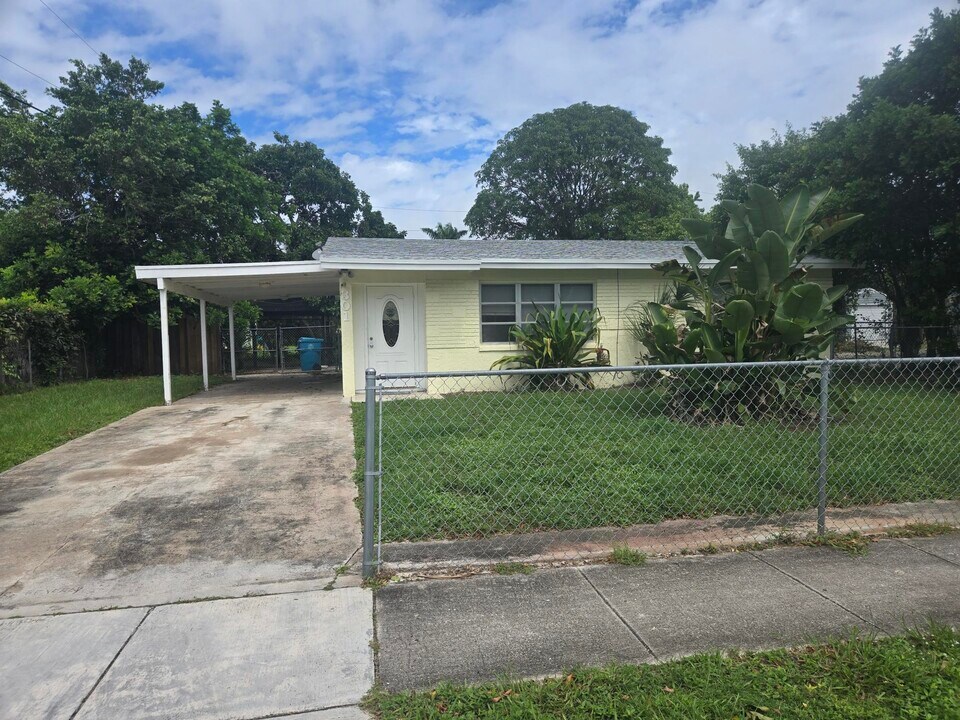 301 NW 16th Ct in Boynton Beach, FL - Building Photo