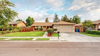 2346 Fairbanks Dr in Santa Rosa, CA - Building Photo