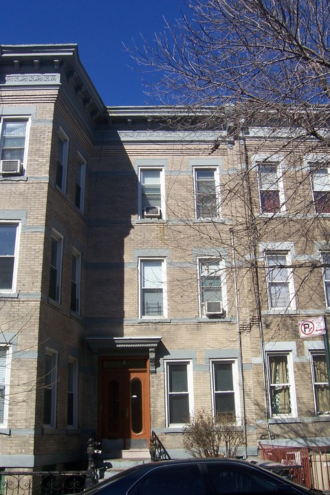 17-13 Greene Ave in Flushing, NY - Foto de edificio