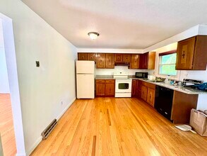 42 Yorktown Ct in Chicopee, MA - Building Photo - Building Photo