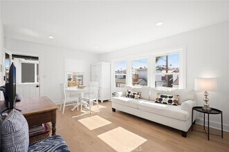 300 Coral Ave, Unit Half 1-2 in Newport Beach, CA - Foto de edificio - Building Photo