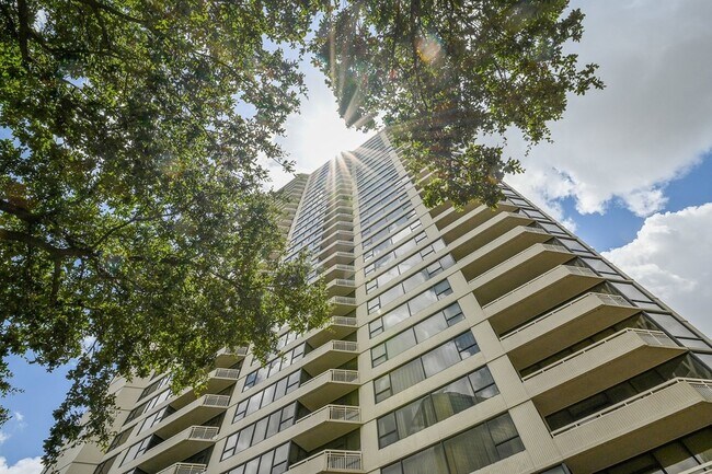 15 Greenway Plz, Unit 19F in Houston, TX - Building Photo - Building Photo