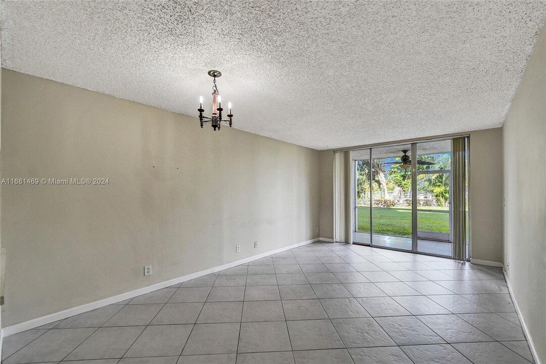 9440 Poinciana Plz in Davie, FL - Building Photo