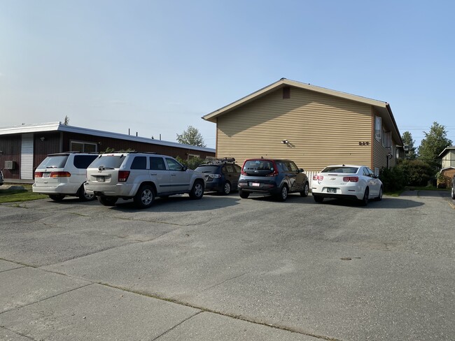 917 E 46th Ct, Unit B in Anchorage, AK - Foto de edificio - Building Photo