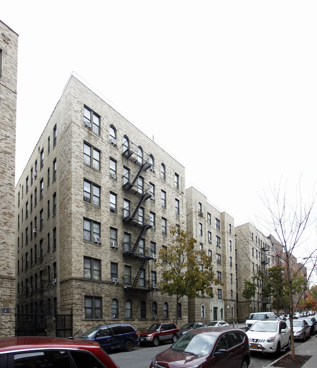 2181 Barnes Ave in Bronx, NY - Foto de edificio