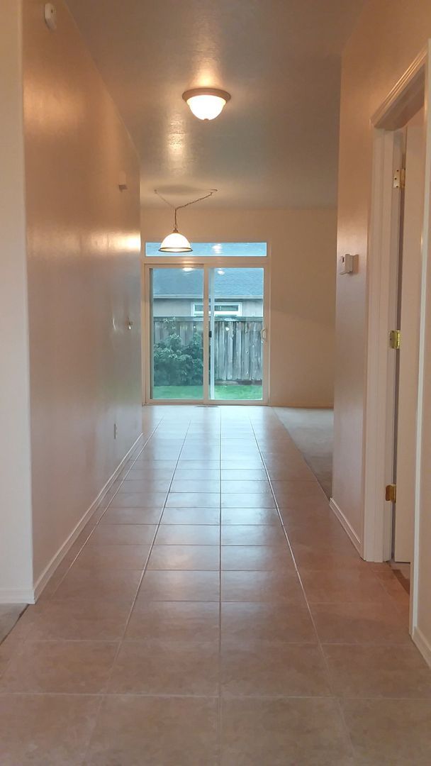 1064 Hollow Way in Eugene, OR - Building Photo - Building Photo