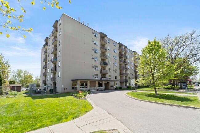 Linden Towers in Chatham-Kent, ON - Building Photo - Building Photo