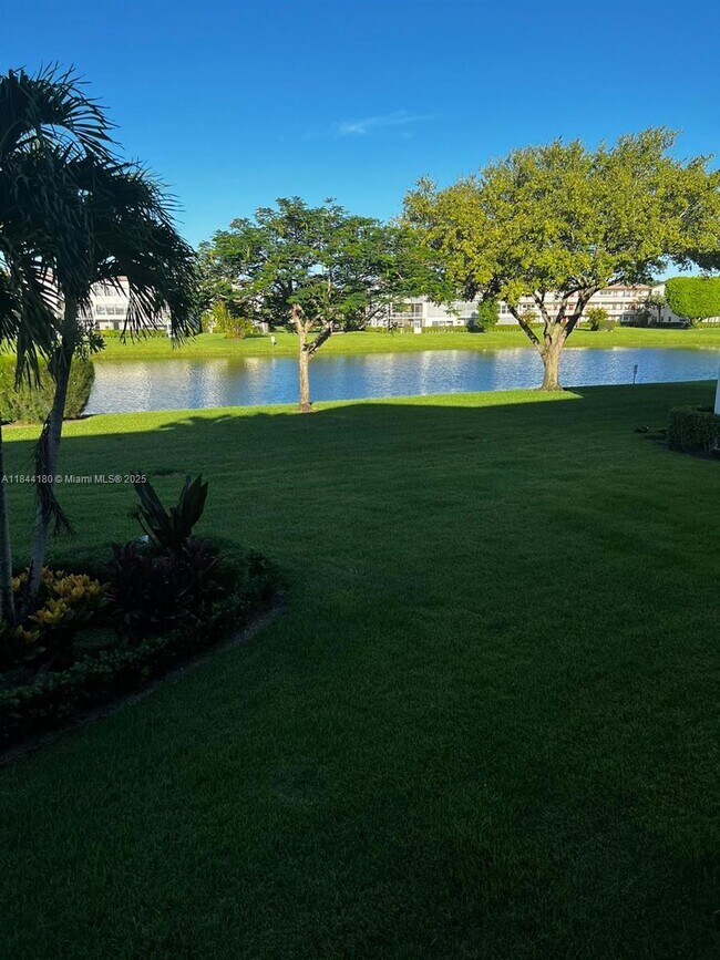 8 Fanshaw Dr in Boca Raton, FL - Building Photo - Building Photo