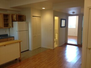 811 7th St NE, Unit 1 in Washington, DC - Foto de edificio - Building Photo