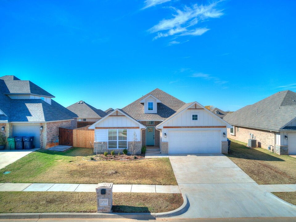 19705 Bolton Rd in Edmond, OK - Building Photo