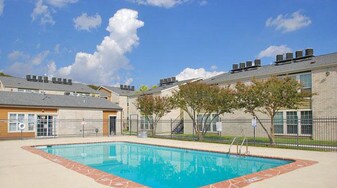 Hilltop Oaks in San Antonio, TX - Building Photo