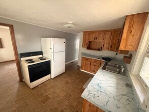 348 Marshall St in Leicester, MA - Building Photo - Building Photo