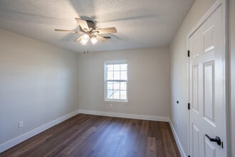 Sunnydale Acres in Bowling Green, KY - Building Photo - Interior Photo