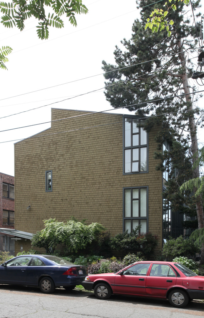 Thunderbird Apartments in Seattle, WA - Building Photo - Building Photo