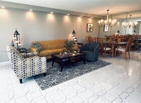 3800 Oaks Clubhouse Dr in Pompano Beach, FL - Building Photo