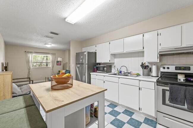 Orleans Apartments in Tampa, FL - Building Photo - Building Photo