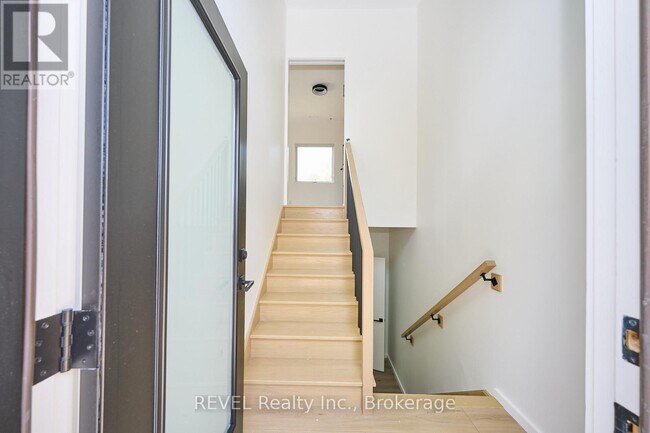 5361 Valley Wy in Niagara Falls, ON - Building Photo - Building Photo