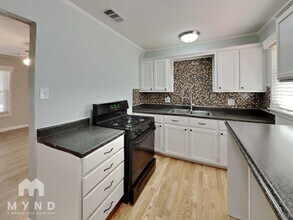 1207 Grace St in Weatherford, TX - Foto de edificio - Building Photo