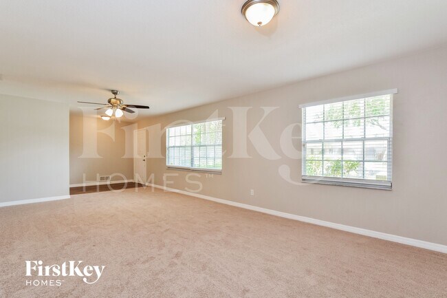 833 Pine Forest Trail W in Port Orange, FL - Foto de edificio - Building Photo