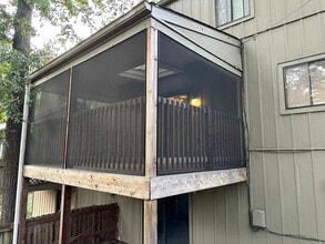 7401 W 56th Ter in Mission, KS - Foto de edificio - Building Photo