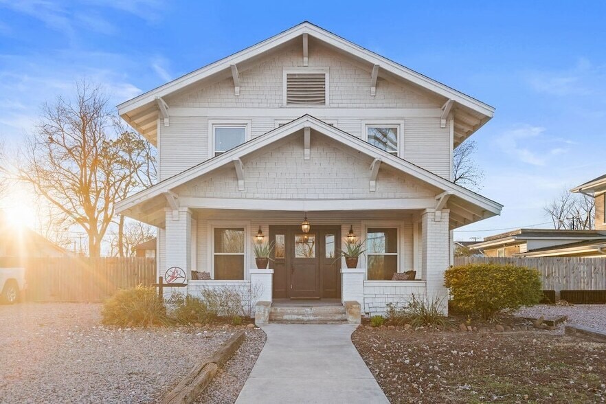 915 N Center St in Bonham, TX - Building Photo