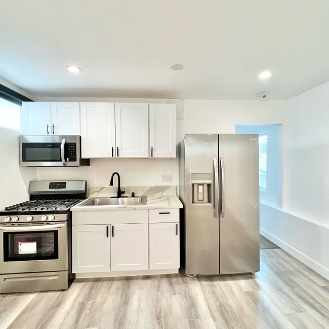 property at 701 N Hill Pl
