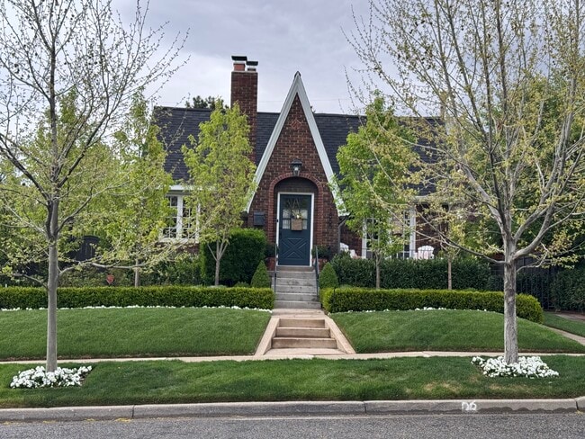 1555 E Browning Ave, Unit Basement
