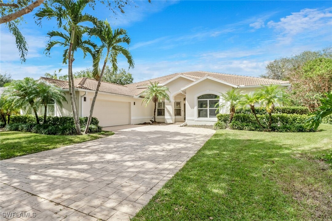 2316 Heritage Greens Dr in Naples, FL - Building Photo