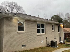 2497 Brentwood Rd in Decatur, GA - Foto de edificio - Building Photo