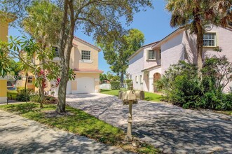 9867 Fairway Cove Ln in Plantation, FL - Building Photo - Building Photo