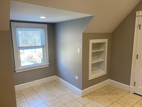 27 Howard St, Unit #2 in Melrose, MA - Foto de edificio - Building Photo