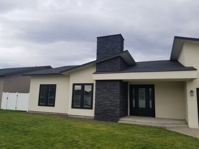 8303 Annalisa Ln in Yakima, WA - Building Photo - Building Photo