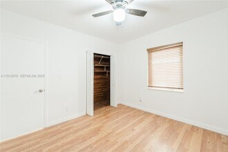 1020 SW 74th Ave in Miami, FL - Foto de edificio - Building Photo