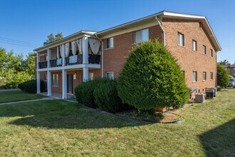 Colonial Manor in Warren, MI - Foto de edificio - Building Photo