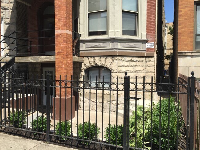 906 Addison W St in Chicago, IL - Foto de edificio - Building Photo