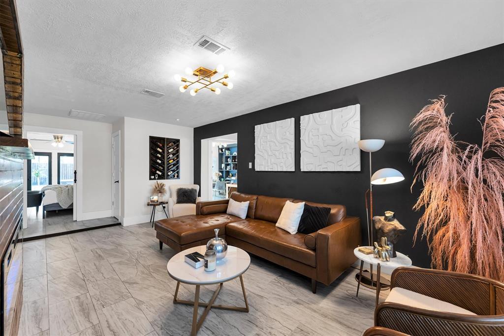 4610 Ella Blvd in Houston, TX - Building Photo