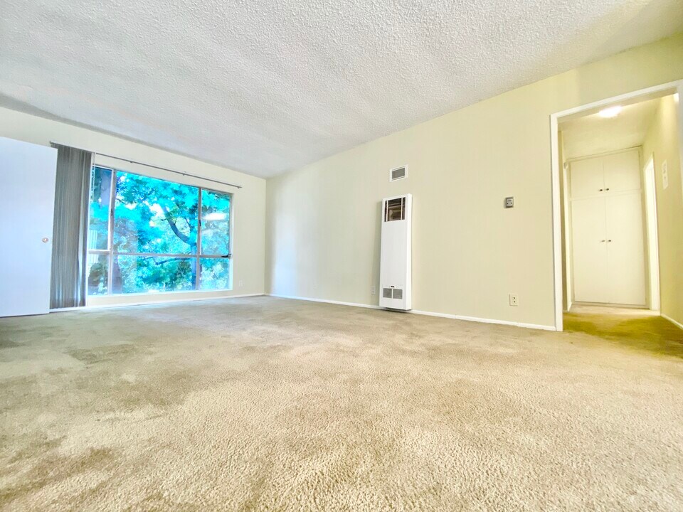 638 N W Knoll Dr in West Hollywood, CA - Building Photo