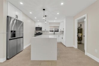 13231 SW 86th St in Miami, FL - Foto de edificio - Building Photo