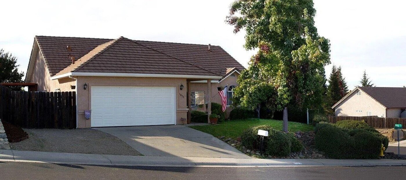 1072 Mockingbird Hill in Valley Springs, CA - Building Photo