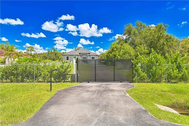 233 37th Ave NW in Naples, FL - Foto de edificio - Building Photo