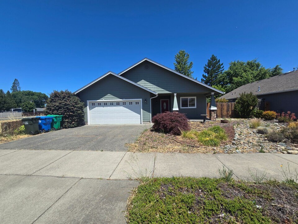 116 SW Otter Ct in Grants Pass, OR - Building Photo