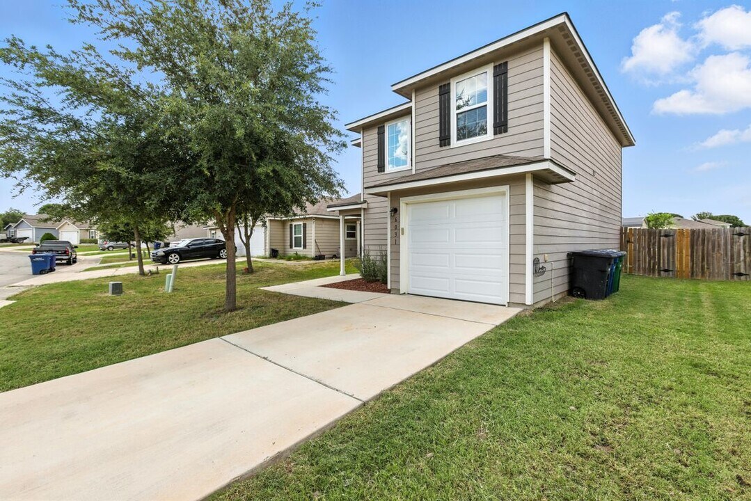 6031 Southern Vis in San Antonio, TX - Foto de edificio