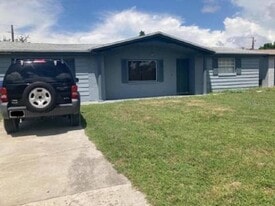 4009 Bancroft Dr in Holiday, FL - Building Photo