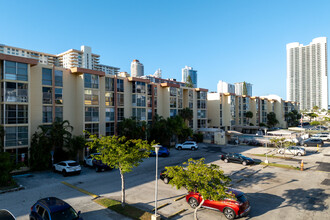 Avila South Condo in Sunny Isles Beach, FL - Foto de edificio - Building Photo